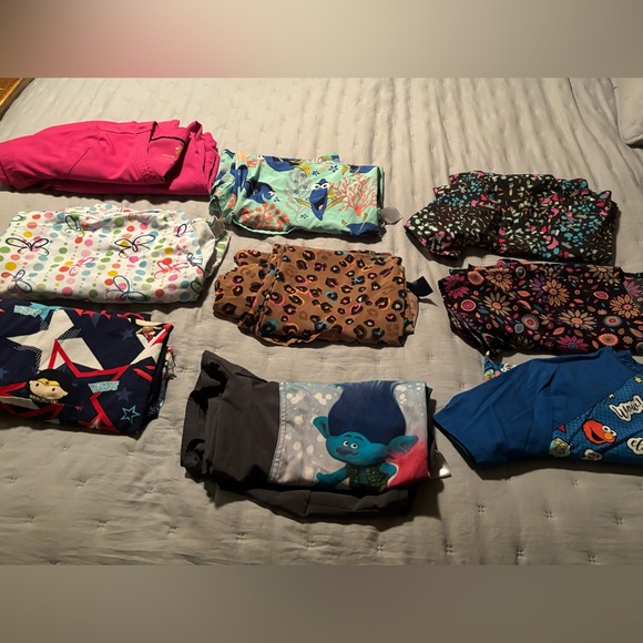 Women’s Scrubs - Picture 1 of 2